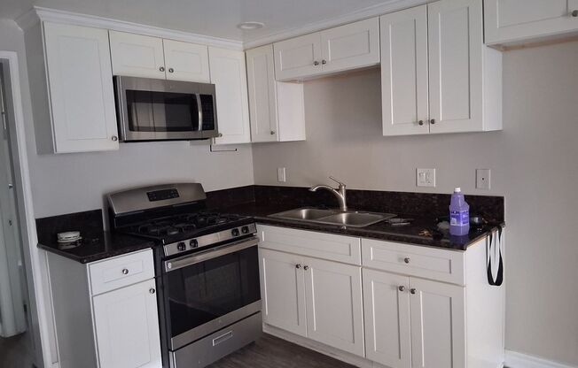2 beds, 1 bath, 900 sqft, $2,395, Unit 21F