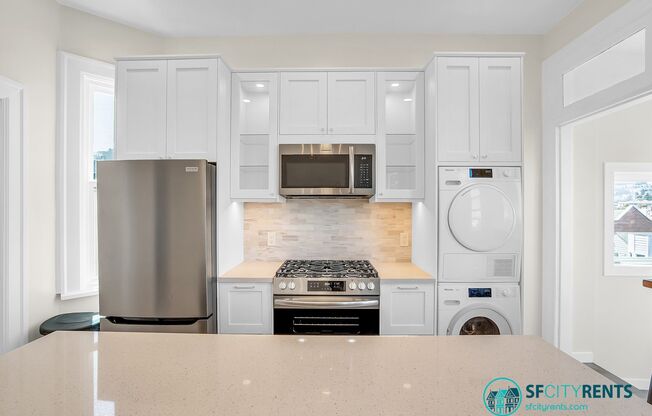 Mission Dolores: Top Floor 3 or 4 Bedroom Remodeled Flat w/ Views + Bonus Room + Shared Yard