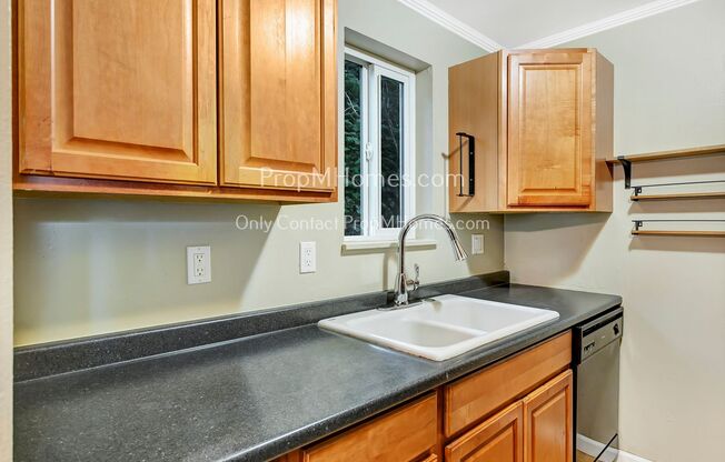Stylish Two Bedroom Condo In West Linn!