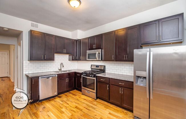 Beautiful spacious apartment in Humboldt Park!