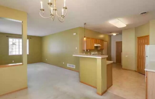 Great location  *2Bed*2Bath Townhome. Newer flooring and paint. Avail May 1