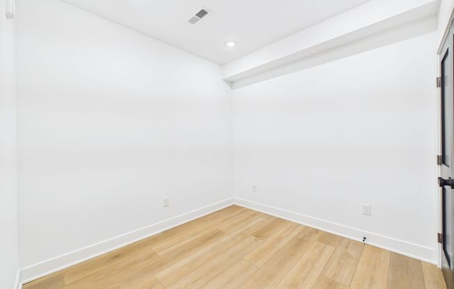 Modern large 1 bed 1 bath in Port Richmond