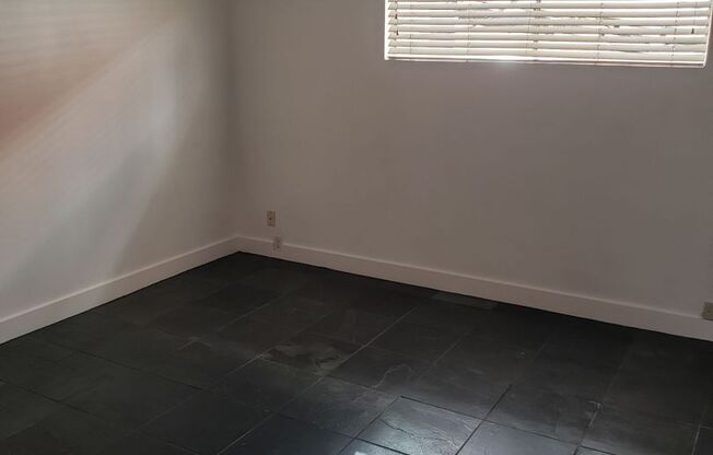 1 bed, 1 bath, $975, Unit 18