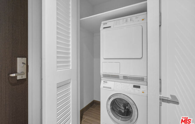 2 beds, 2 baths, 1,305 sqft, $4,800, Unit 2811