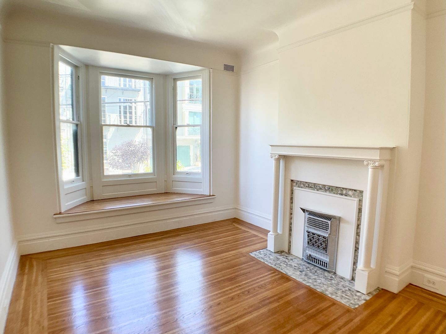 REMODELED 1BR. IN-UNIT LAUNDRY! Dishwasher! Bay Windows!