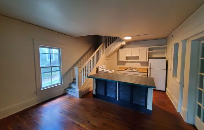 2 beds, 1 bath, $895, Unit A