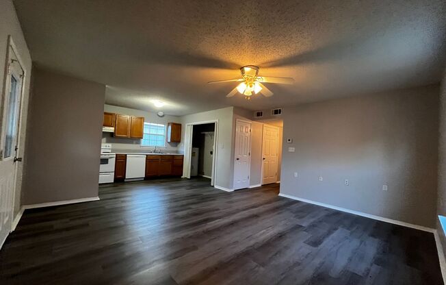 3 beds, 2 baths, $875, Unit I