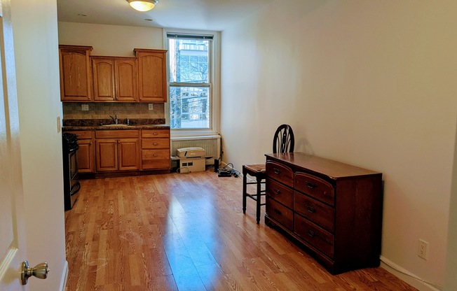 2 beds, 1 bath, $3,500, Unit 2R