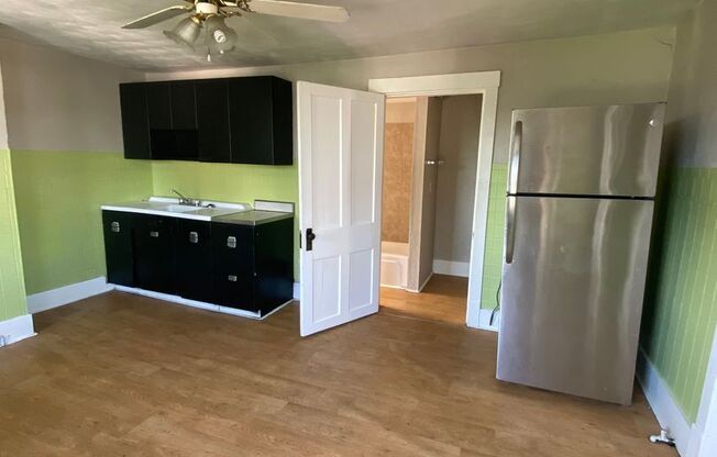 1 bed, 1 bath, $1,050, Unit Apt 2