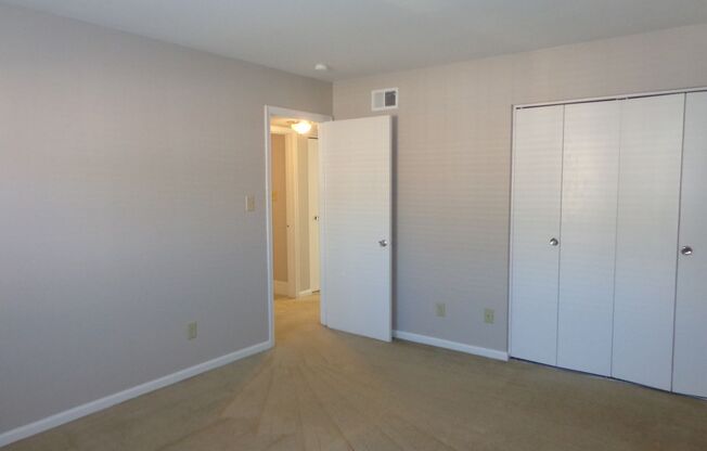 2 beds, 1 bath, 850 sqft, $1,300, Unit Unit 3-D