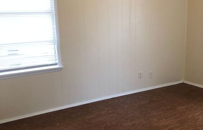 3 beds, 1 bath, $800