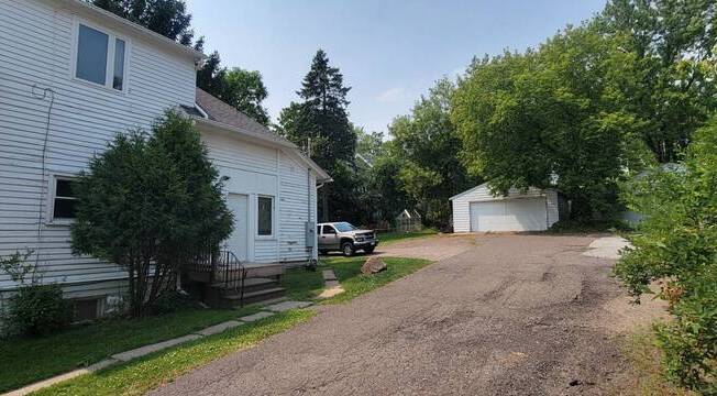 3 beds, 1 bath, 1,400 sqft, $1,600