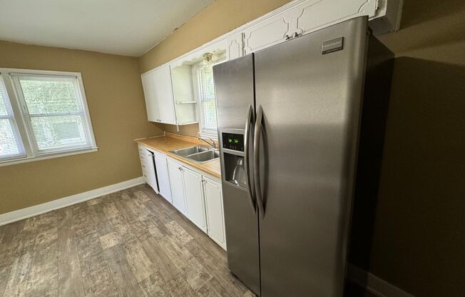 Welcome to our charming 2 bedroom, 1 bathroom apartment located in the heart of Independence, MO.