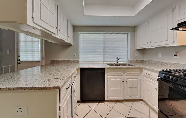 5525 FOX HL LN