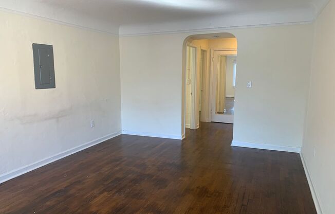 AUGUST FREE RENT! Gorgeous newly refinished hardwood flooring! 1Bed + Office next to Seattle University!