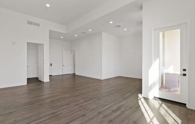 1 bed, 2 baths, 748 sqft, $4,500, Unit #102