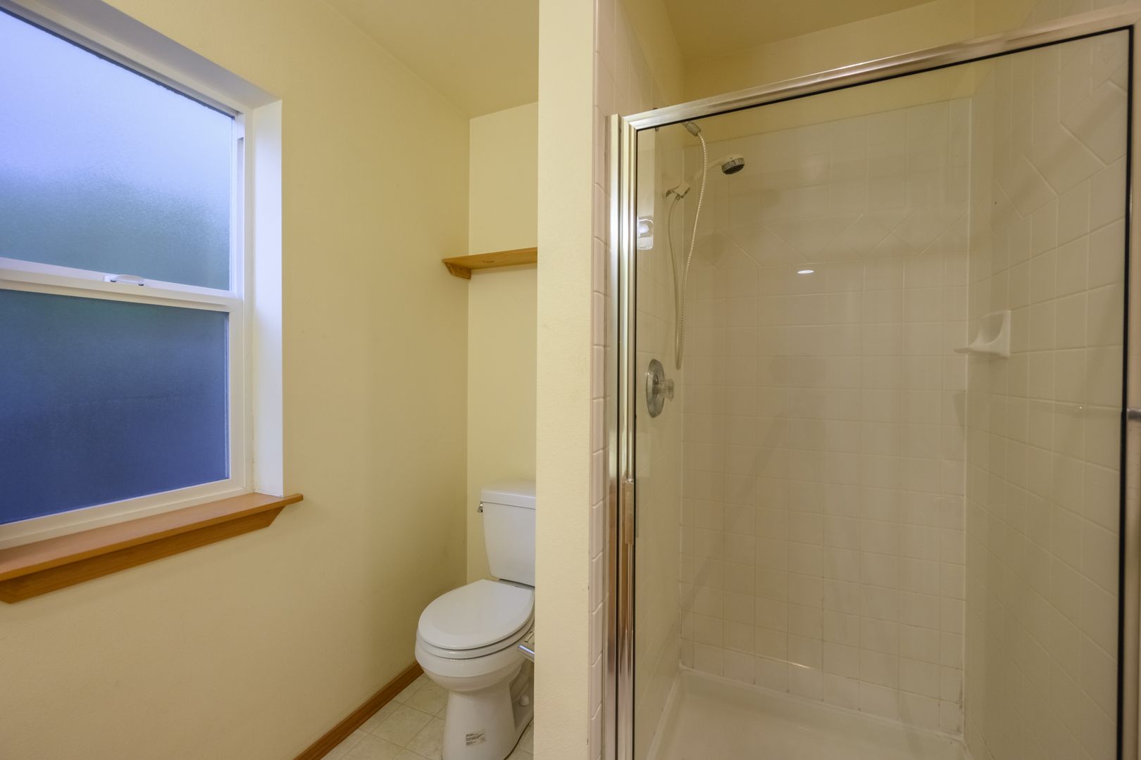 Well-maintained 3 bedrooms 2.5 bath townhouse located in the heart of Lake City/Northgate
