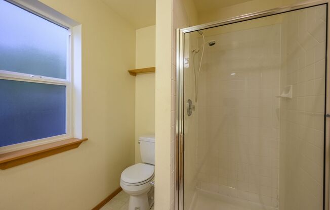 Well-maintained 3 bedrooms 2.5 bath townhouse located in the heart of Lake City/Northgate