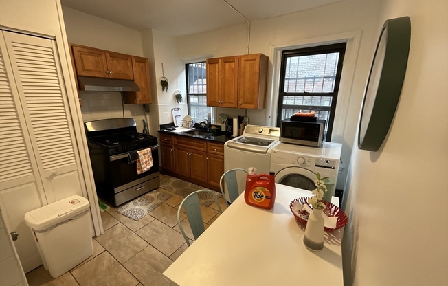 3 beds, 1 bath, 1,100 sqft, $4,700, Unit 2