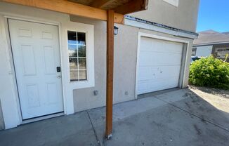 Great 2 bedroom Apartment with Garage!