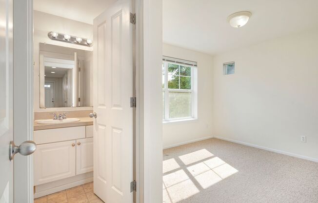 Bright and Spacious 3 bedroom townhouse in Queen Anne