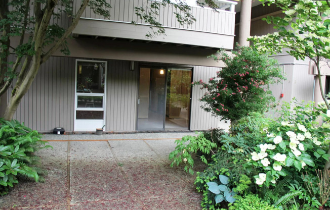 Ideally Located 2 Bed 1 Bath Bellevue Condo!