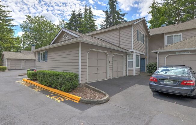 2bd/2.5ba Kenmore Townhome