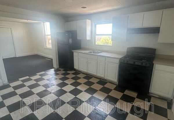 2 beds, 1 bath, $1,300