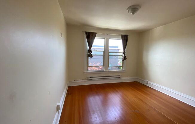 2 beds, 1 bath, 860 sqft, $2,095, Unit 17