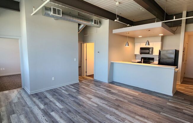 2 beds, 2 baths, 871 sqft, $1,695, Unit Unit 302