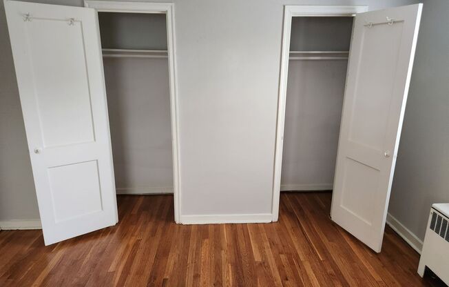 2 beds, 1 bath, 897 sqft, $2,335, Unit E-17