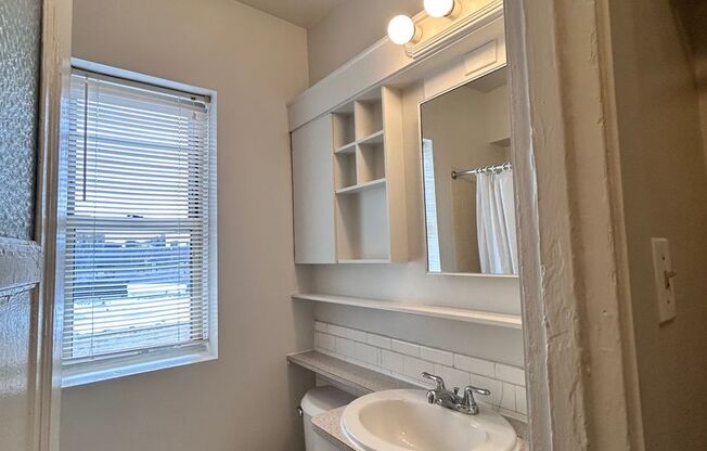 Studio, 1 bath, 233 sqft, $1,280, Unit 705