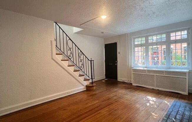 Beautiful Old World 2 Bed + Den Townhouse In Rittenhouse!