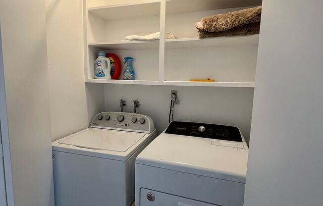 Pet friendly 2+1 w/private yard + in-unit laundry!