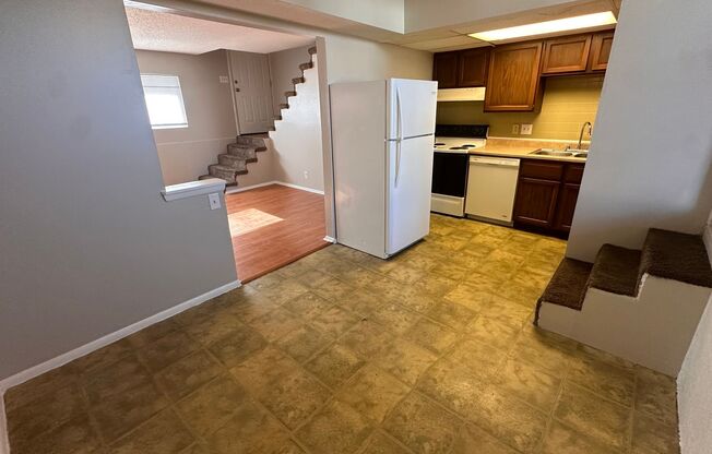 2 beds, 1 bath, $750, Unit 305