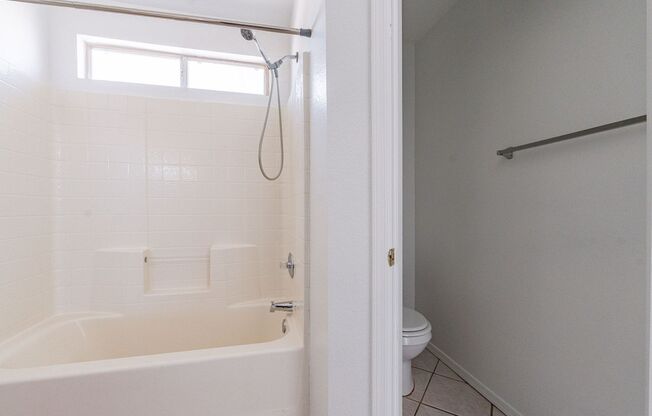 3 beds, 2.5 baths, $1,945, Unit UNIT 1096
