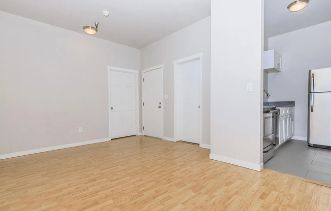 Spacious Retreat with Hardwood Floors, High Ceilings & Prime Downtown Seattle Location!