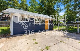 Cute 1 bedroom guesthouse in a great neighborhood, close to Wesley Hospital and local restaurants!
