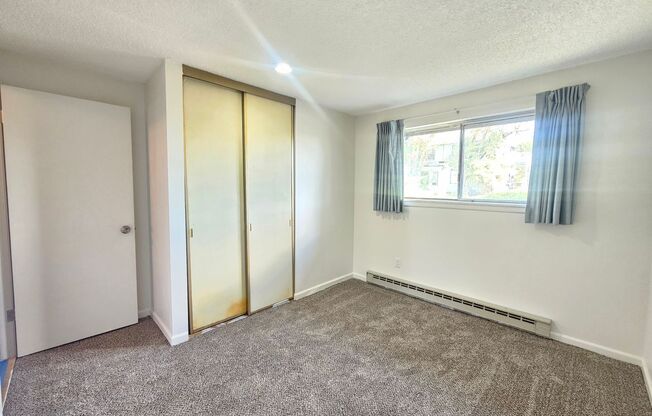 2 beds, 1 bath, $1,250, Unit 2017