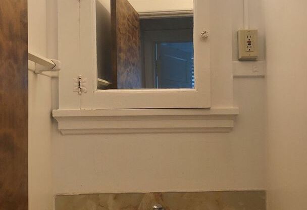 2 beds, 1 bath, $810, Unit B