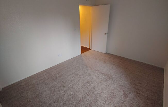 2 beds, 1 bath, 900 sqft, $1,585, Unit 1870-101