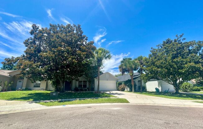 Move in Ready 4/2 Home in Waterford Lakes!