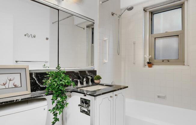 2 beds, 1.5 baths, 1,000 sqft, $5,500, Unit 14-H
