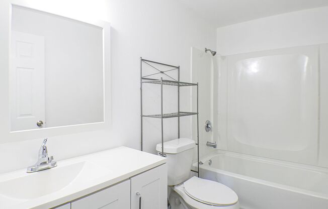 2 beds, 1 bath, 900 sqft, $1,375, Unit 3215 Broadway