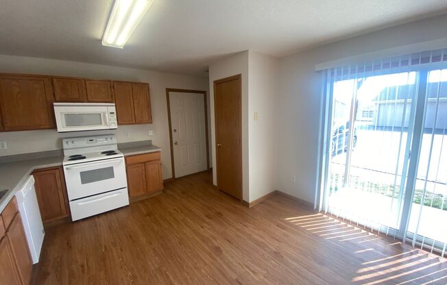 2 beds, 2 baths, 850 sqft, $985, Unit 204