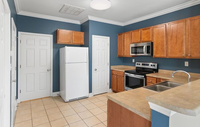 3 Bedroom Condo in Burbank Estates- Gated Community