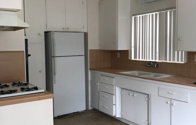 2 beds, 1 bath, $4,000, Unit A