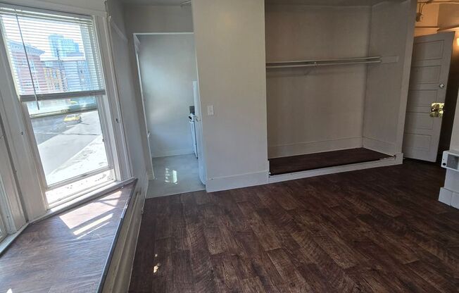 Studio, 1 bath, 306 sqft, $1,295, Unit 212