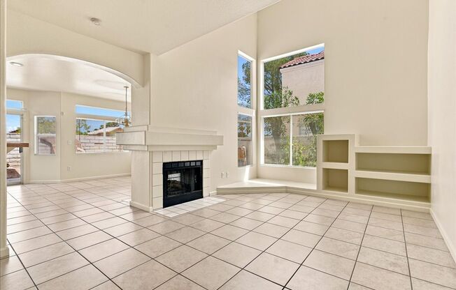 Bright & Spacious 4Bd Home with Vaulted Ceilings & Outdoor Kitchen