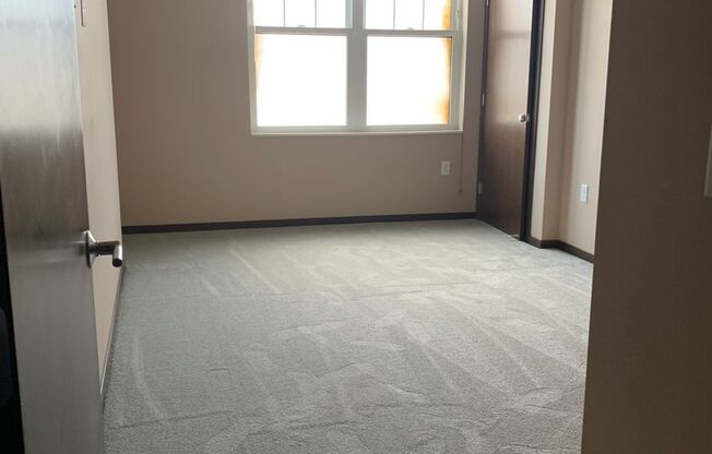 2 beds, 1 bath, 938 sqft, $1,790, Unit 300 - Windsor